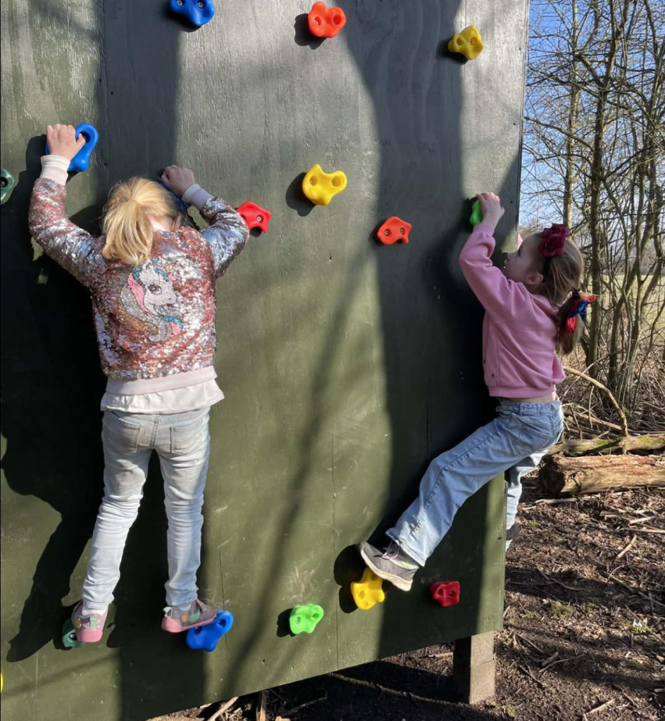 Elverne leger på klatrevæggen i junglen på Vor Frue Friskole