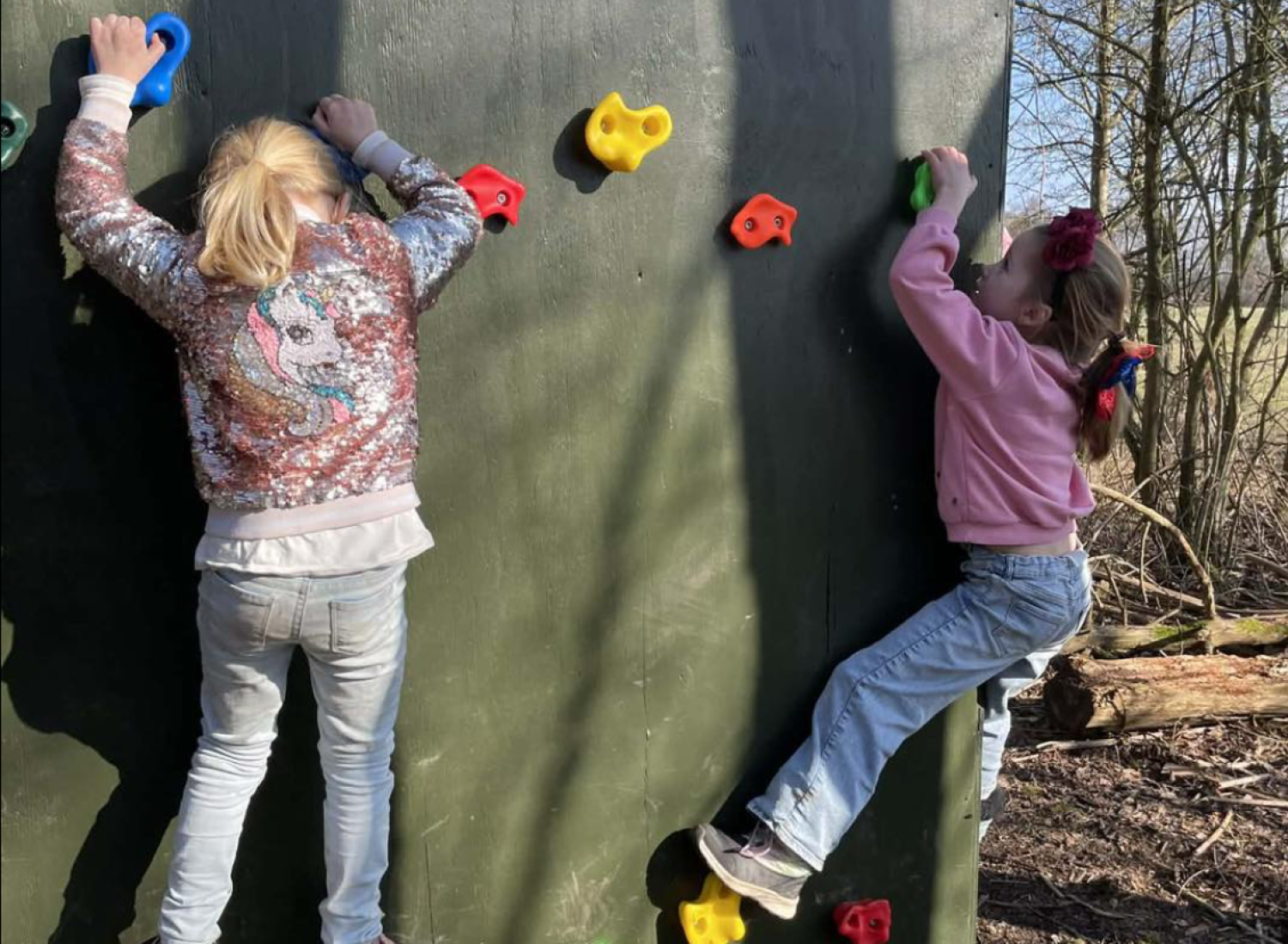 Elverne leger på klatrevæggen i junglen på Vor Frue Friskole