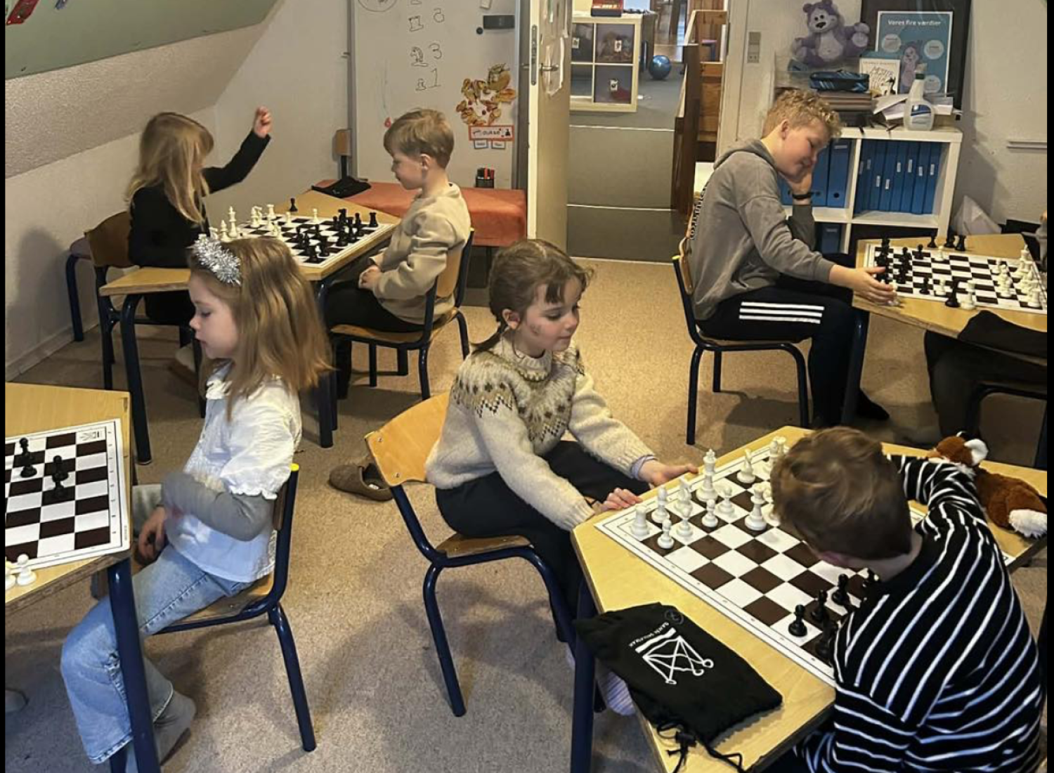 Børnehaveklassen er igang med at lære skak af bl.a. 3. klasseseleverne